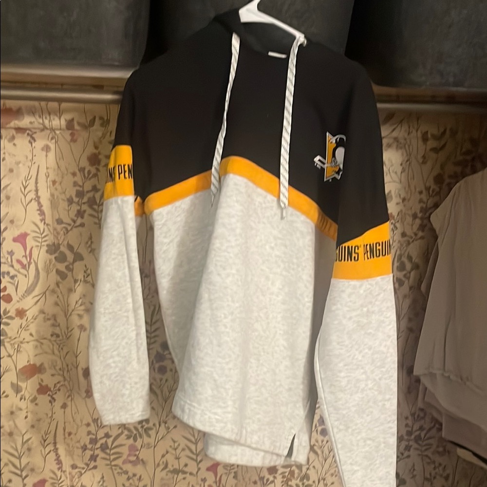 NHL Black and Yellow Sweatshirt with Colorblock Design